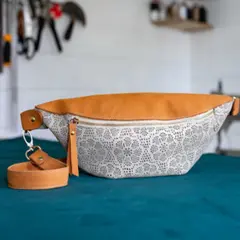 Atelier fabrication sac banane en cuir à Talence (33)