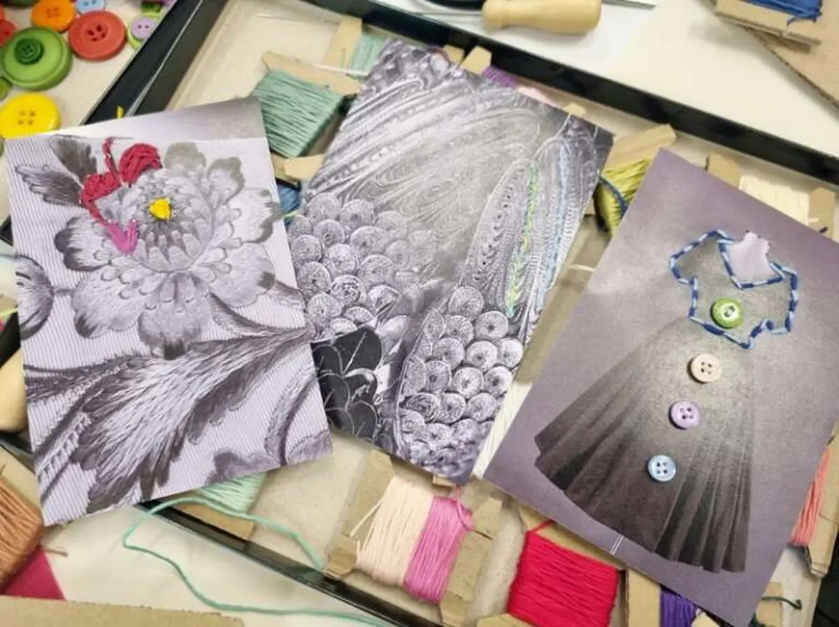 Atelier famille - cartes postales brodées