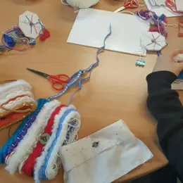 Atelier famille : travail de la laine
