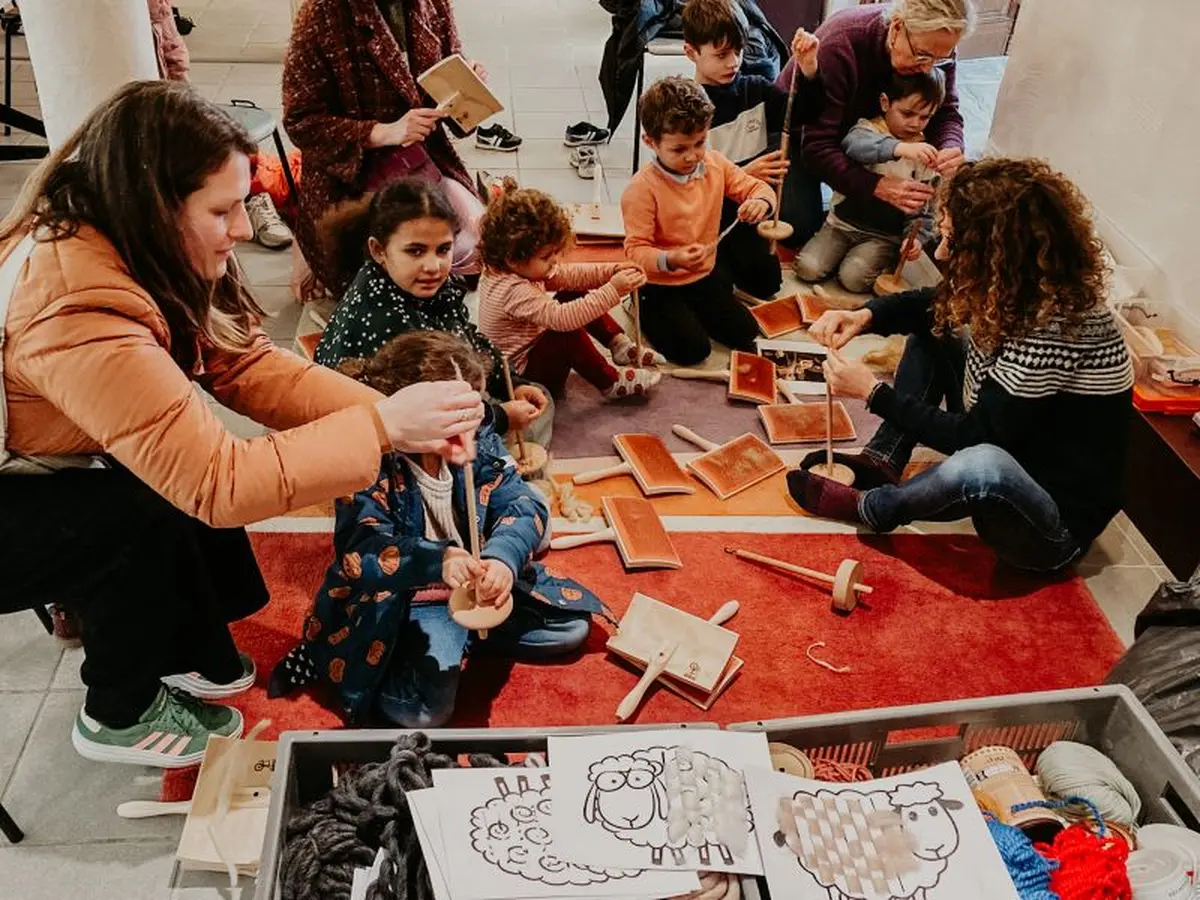 Atelier famille : travail de la laine