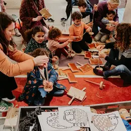 Atelier famille : travail de la laine