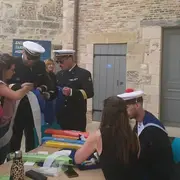 Atelier fleurs en papier crépon dans le cadre de la fête des Marins