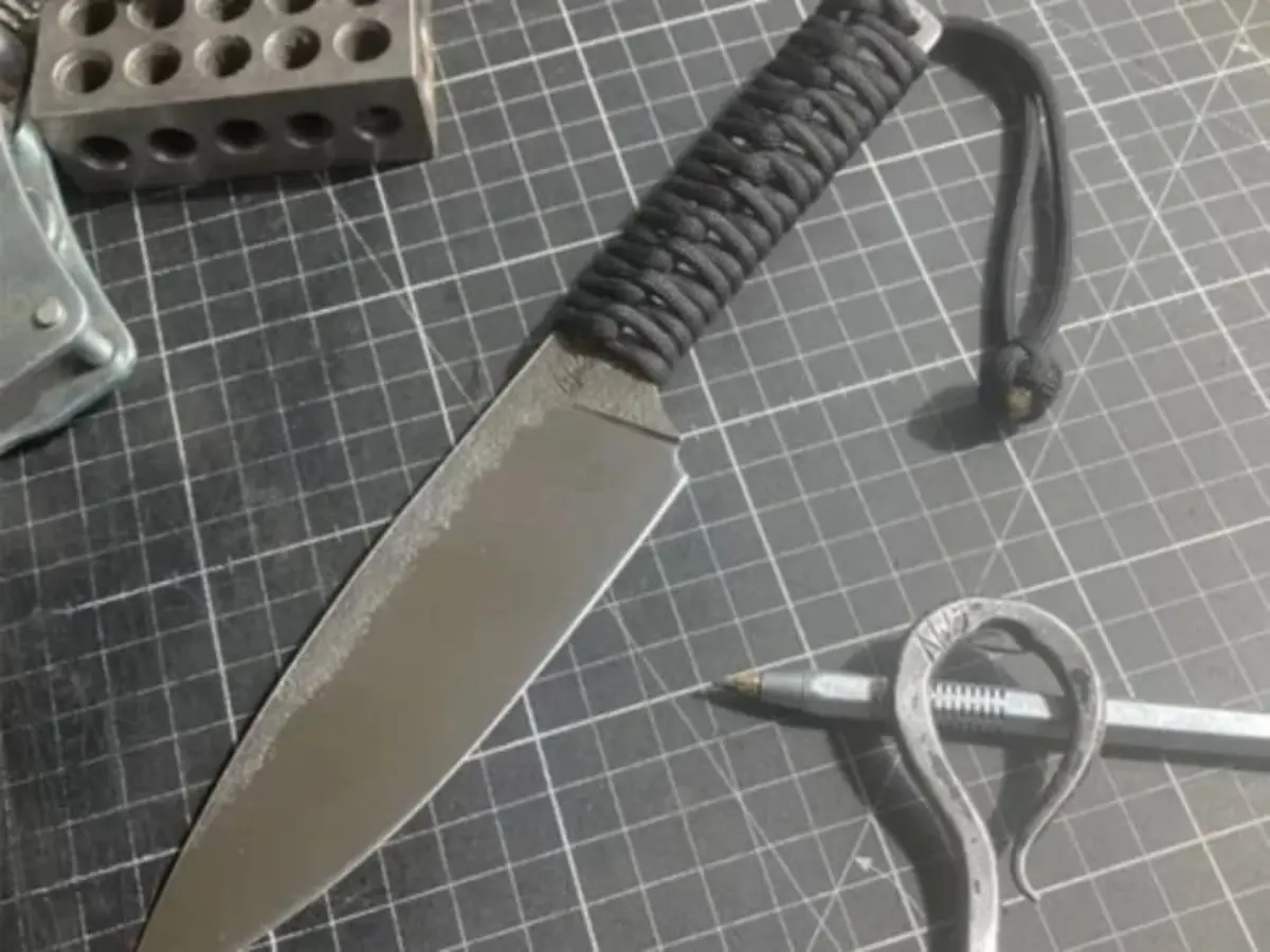 Atelier forge d'un couteau au manche tressé à Saint-Galmier (42)