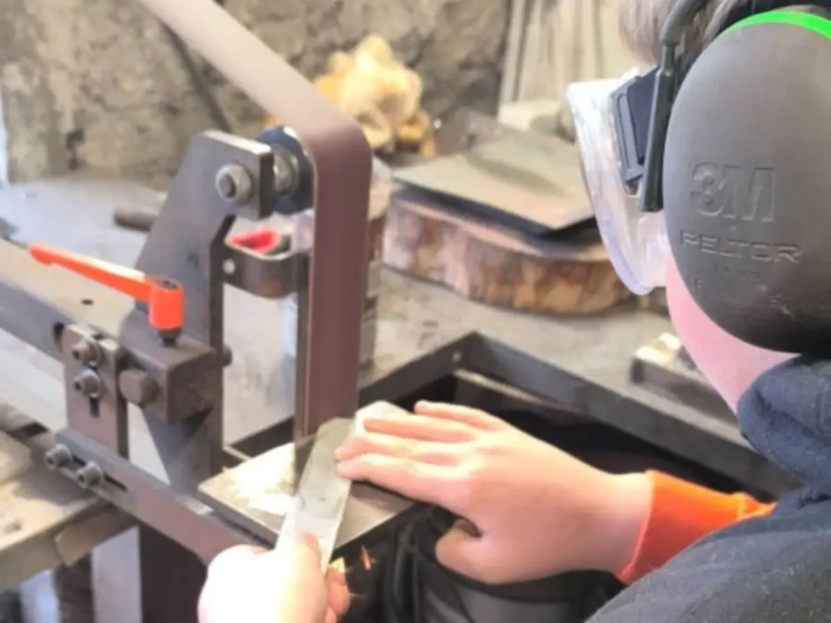Atelier forge d'un couteau de forgeron &agrave; Perpezac-le-Noir (19)