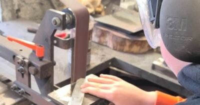 Atelier forge d'un couteau de forgeron &agrave; Perpezac-le-Noir (19)