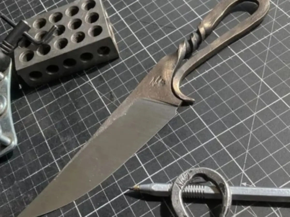 Atelier forge d'un couteau de forgeron à Saint-Galmier (42)