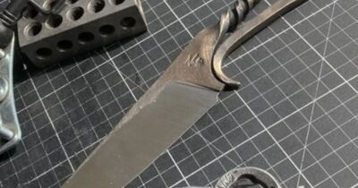 Atelier forge d'un couteau de forgeron &agrave; Saint-Galmier (42)