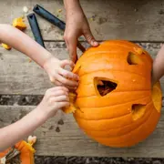 Atelier Halloween, sculpture sur citrouille à la Ferme de Rutel