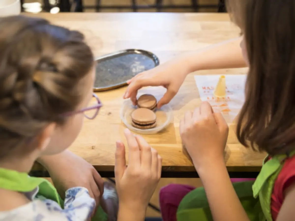 Atelier macarons parent / enfant aux Galeries Lafayette