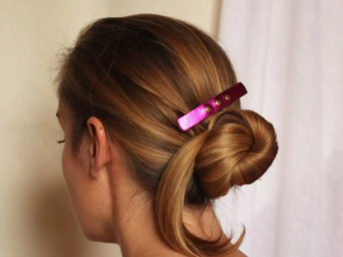 Atelier maroquinerie Barrette à cheveux cuir à Paris 19ème