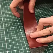 Atelier maroquinerie ceinture reversible en cuir Marseille 1er