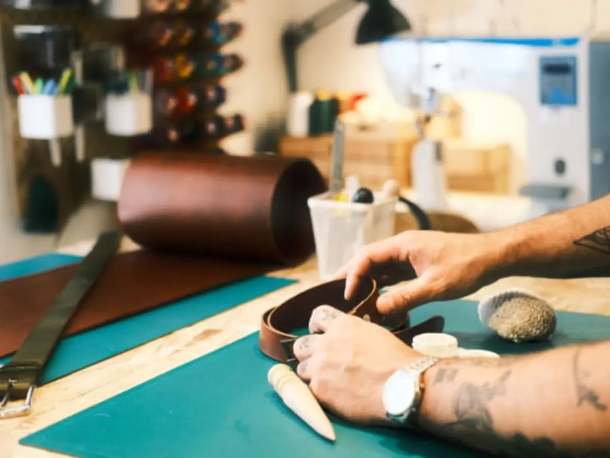 Atelier maroquinerie création d'une ceinture à Paris 2ème