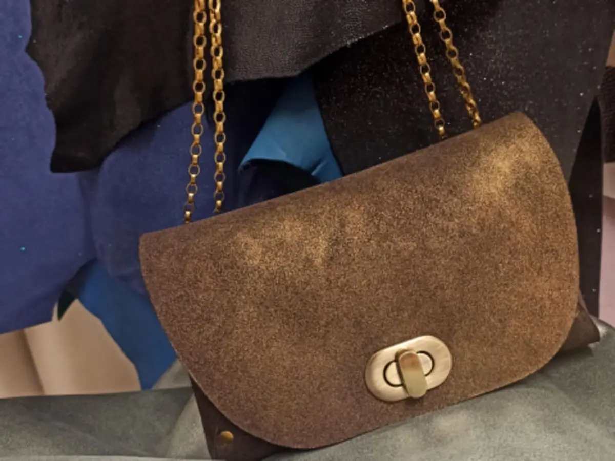 Atelier maroquinerie création sac de soirée à Marseille 1er