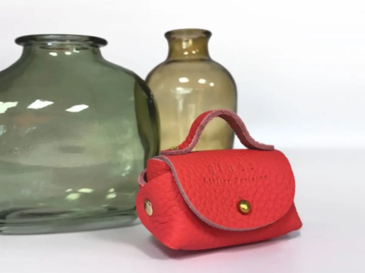 Atelier maroquinerie duo d'accessoires à Paris 19ème