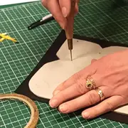 Atelier maroquinerie  pochette-enveloppe en cuir à Marseille 1er