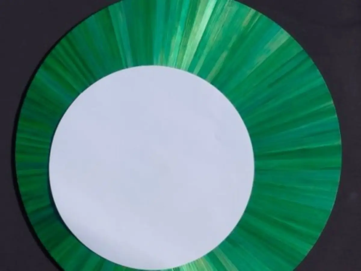 Atelier marqueterie décoration d'un miroir à Fontainebleau