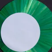 Atelier marqueterie décoration d'un miroir à Fontainebleau