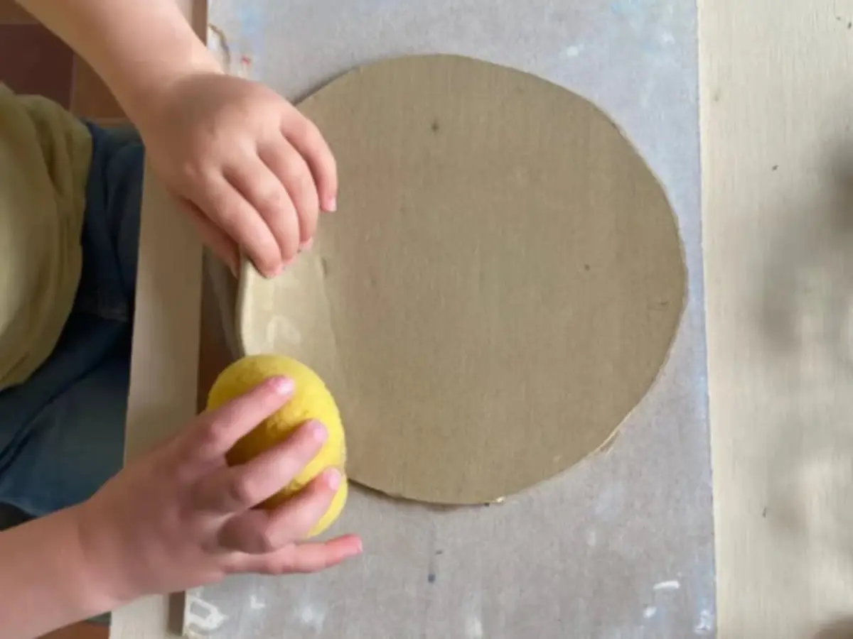 Atelier modelage assiettes à dessert en famille à Lille (59)