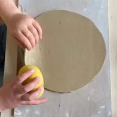 Atelier modelage assiettes à dessert en famille à Lille (59)