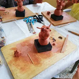 Atelier modelage d'argile et visite du musée de la Maison du Patrtimoine Castandétois