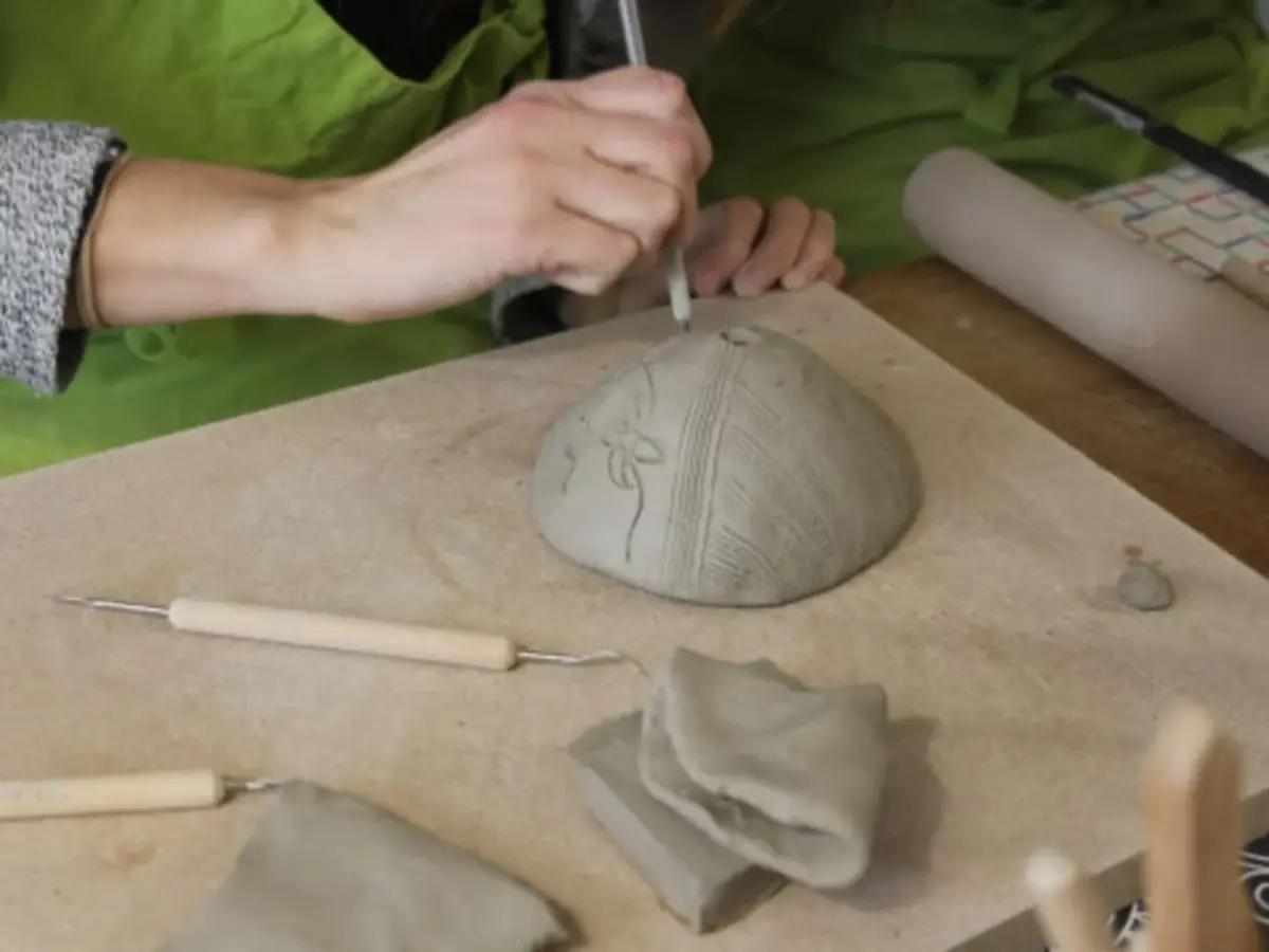 Atelier modelage d'un Oya en argile blanche à Tours (37)