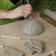 Atelier modelage d'un Oya en argile blanche à Tours (37)
