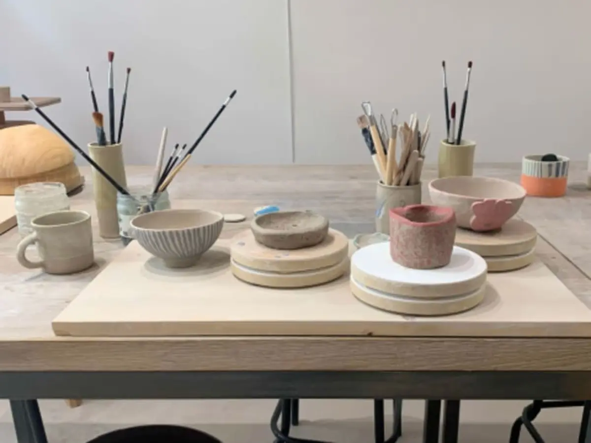 Atelier modelage et peinture sur céramique à Paris 11ème