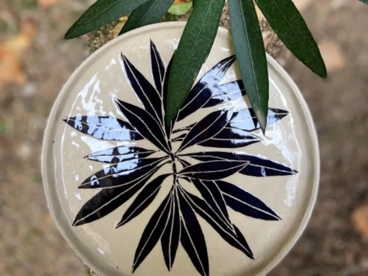 Atelier modelage Grande assiette en sgraffito à Aix-en-Provence