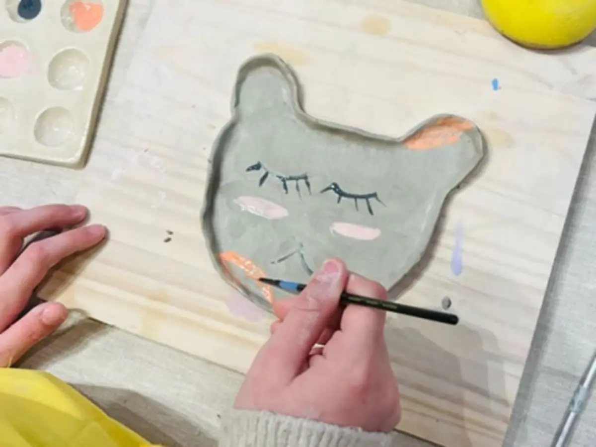 Atelier parent/enfant modelage assiette rigolote à Aix