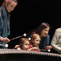 Atelier participatif autour du métallophone de Bastien David