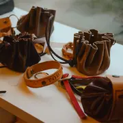 Atelier patrimoine (6-12 ans) : travail du cuir