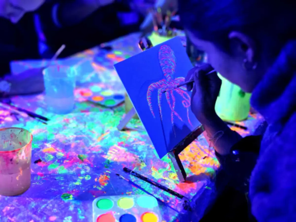 Atelier peinture fluorescente dans le noir à Lyon (69)