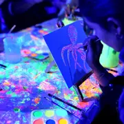 Atelier peinture fluorescente dans le noir à Lyon (69)