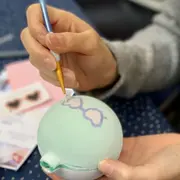 Atelier peinture sur céramique & goûter à Paris 17ème