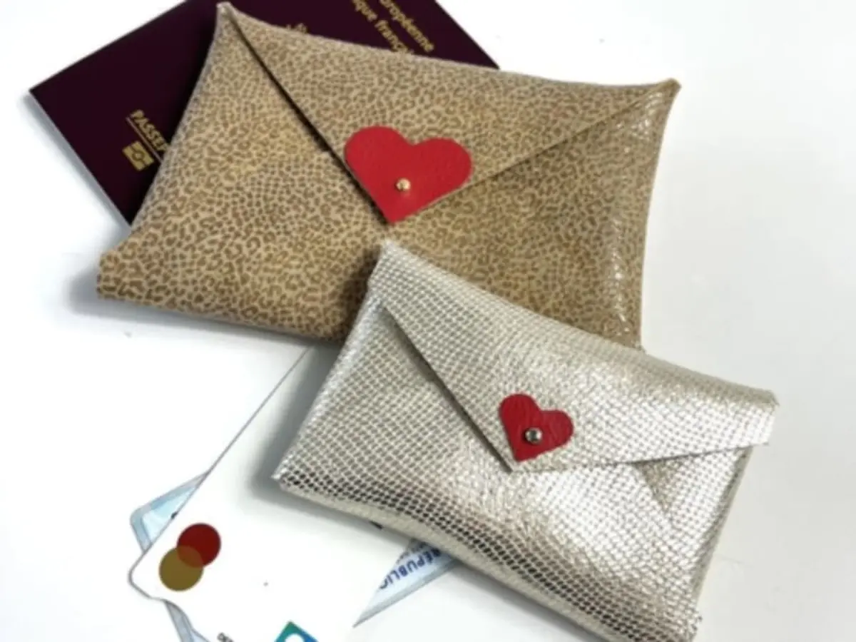 Atelier pochette enveloppe en cuir à Nantes (44)