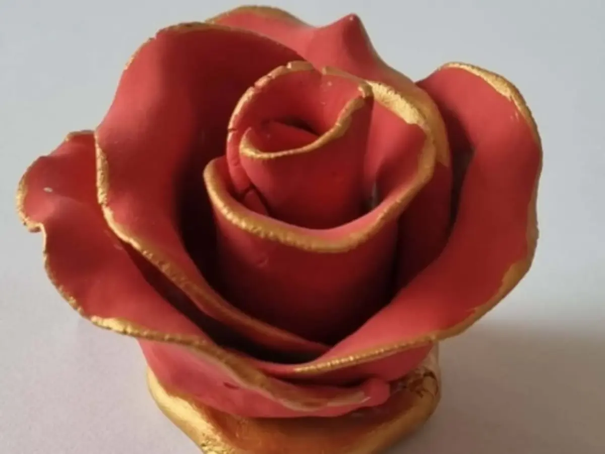 Atelier poterie Créez votre rose en argile à Paris 13ème