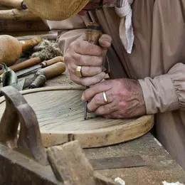 Atelier pour les enfants de sculpture sur bois