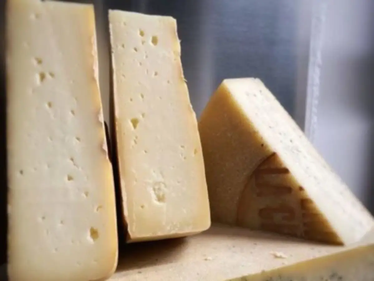 Atelier privatisé fabrication de fromage à raclette à Paris 18e