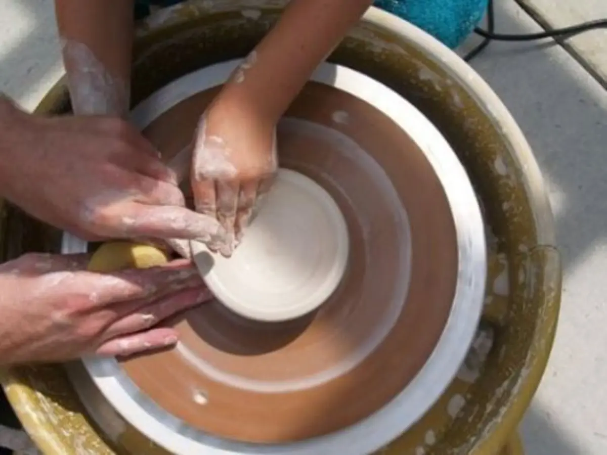 Atelier privatisé tournage en céramique à Paris 7ème