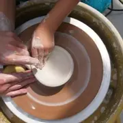 Atelier privatisé tournage en céramique à Paris 7ème