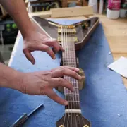 Atelier réglage de guitare & basse avec un luthier à Paris 12ème