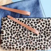 Atelier sac pochette zip en cuir à Rennes (35)