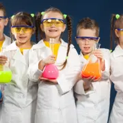 Atelier scientifique pour enfants animé par l'association Les savants fous
