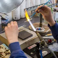 Atelier soufflage de verre Bijoux et perles à Gahard (35) DR