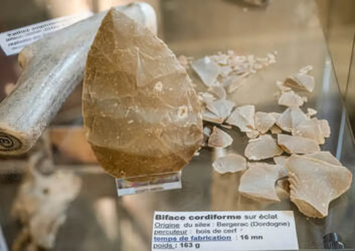 Atelier taille de silex au Musée de la Raymondie
