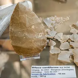 Atelier taille de silex au Musée de la Raymondie