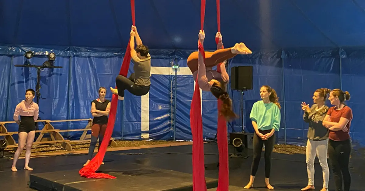 Atelier tissu aérien sous chapiteau