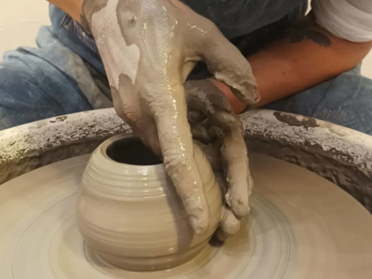 Atelier tournage en Céramique à Marseille 2ème