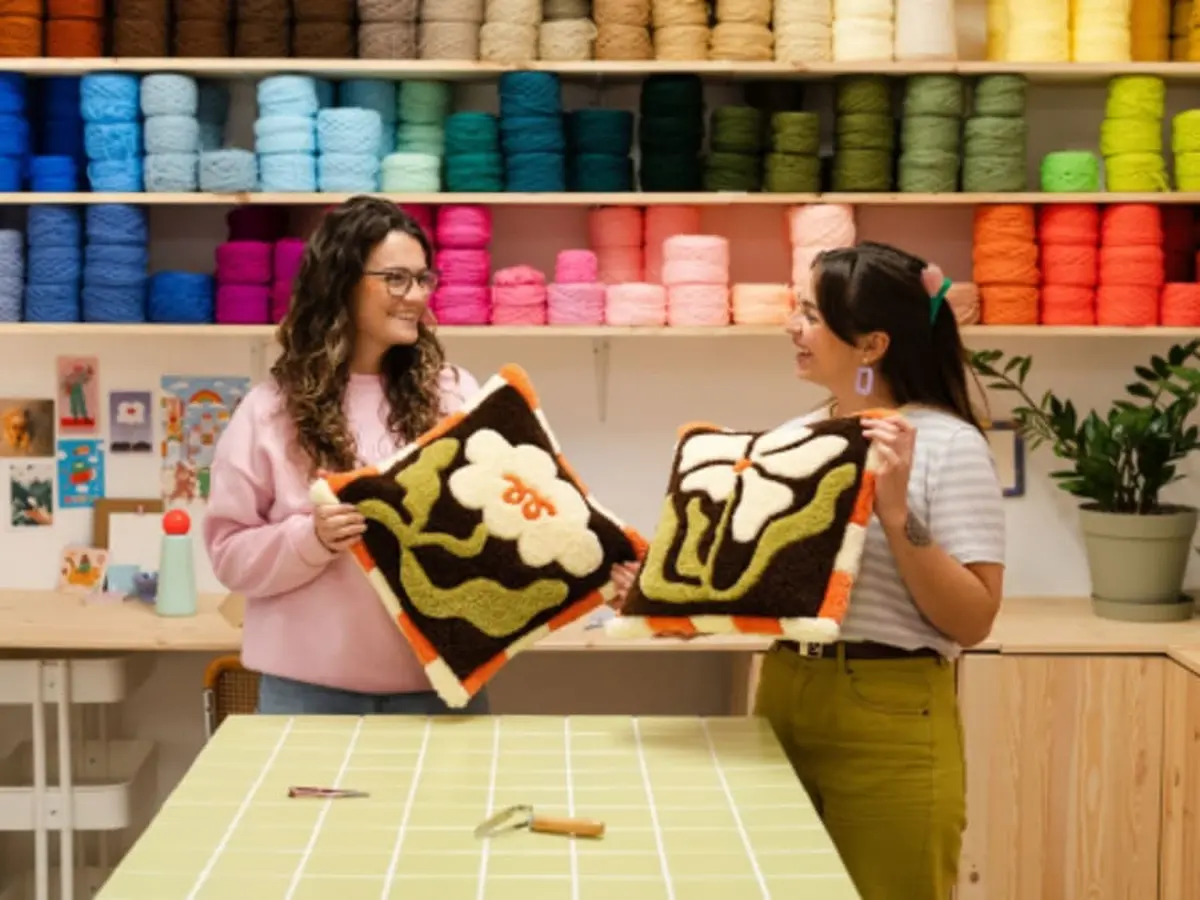 Atelier tufting création d'un coussin fluffy à Bordeaux (33)