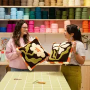 Atelier tufting création d'un coussin fluffy à Bordeaux (33)